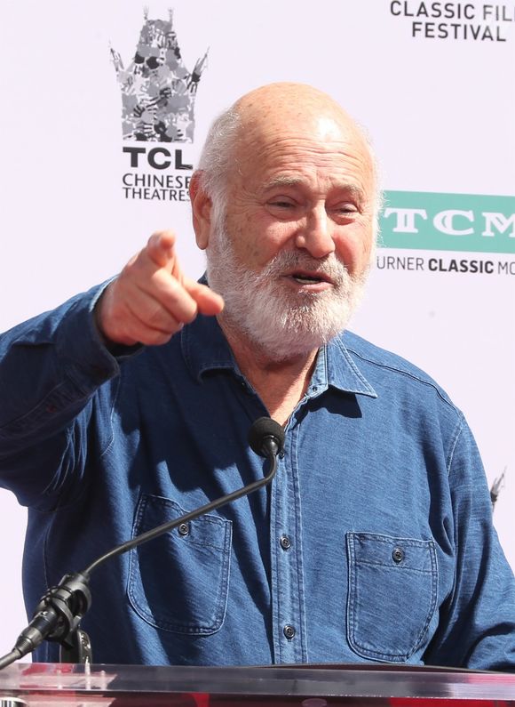 Rob Reiner - Billy Crystal laisse ses empreintes sur le ciment lors d'une cérémonie au Chinese Theatre à Hollywood, à Los Angeles, le 12 avril 2019. Backgrid USA / Bestimage