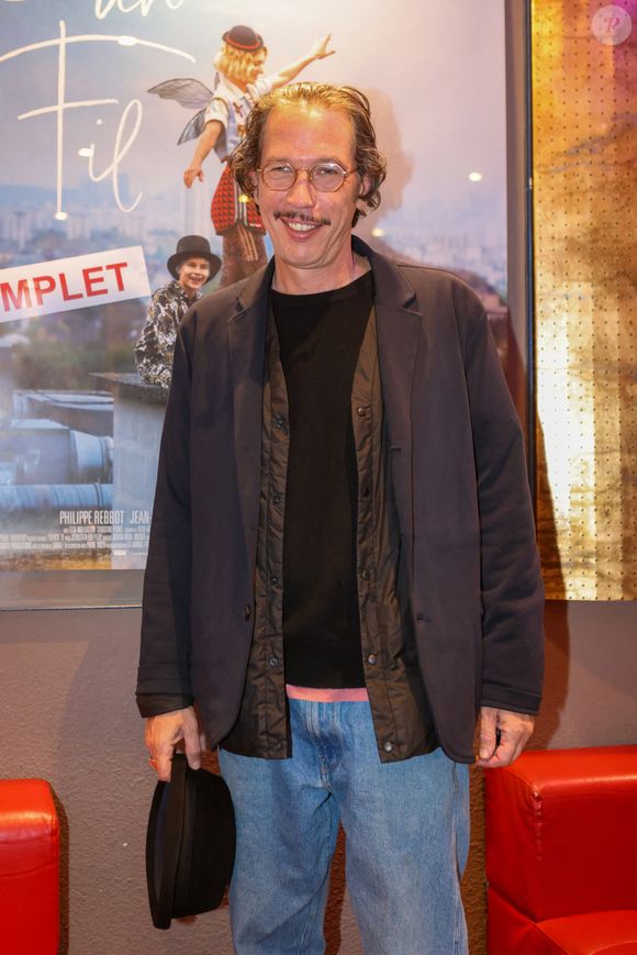 Bien loin de Montreuil, là où il vit, et qu'il adore pour "population composée de gens issus de plein de milieux sociaux, aux origines différente".

Reda Kateb, réalisateur à l'avant-première du film "Sur Un Fil" et débat avec Les Clowns stéthoscopes au Mérignac ciné à Mérignac, France, le 17 septembre 2024. © Jean-Marc Lhomer/Bestimage
