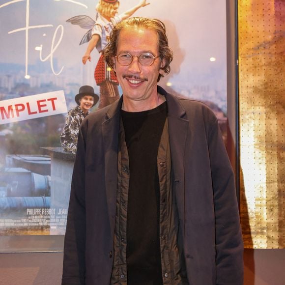 Bien loin de Montreuil, là où il vit, et qu'il adore pour "population composée de gens issus de plein de milieux sociaux, aux origines différente".

Reda Kateb, réalisateur à l'avant-première du film "Sur Un Fil" et débat avec Les Clowns stéthoscopes au Mérignac ciné à Mérignac, France, le 17 septembre 2024. © Jean-Marc Lhomer/Bestimage