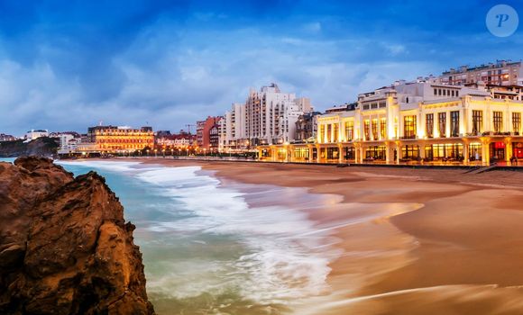 Biarritz, c'est aussi son Casino situé en bord de mer, pas loin de l'Hôtel du Palais, si cher à l'Impératrice Eugénie.

Vue sur l'Hôtel du Palais (à g.) et le casino (à dr.), à la nuit tombante, à Biarritz.
© Pixemac / 123RF