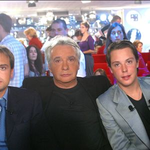 © Jean-Jacques Datchary/ABACA. 38295-24. Paris-France, 25/09/2002. L'acteur et chanteur Michel Sardou entouré de ses deux fils Romain (à gauche) et Davy (à droite) lors de l'enregistrement de l'émission Vivement Dimanche de Michel Drucker.