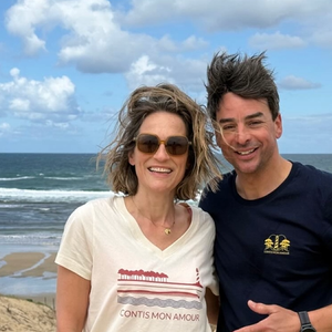 Sur celui-ci, nous pouvons les voir, cheveux au vent, l’un à côté de l’autre sur une sublime plage qui se trouve à Contis, dans les Landes.

Claire Fournier et Julian Bugier sur la plage de Contis dans les Langes le 16 mai 2026 © Instagram