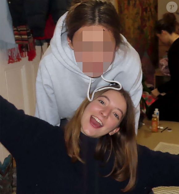 C’est sa mère, Phillipa, et sa sœur, Agatha, qui ont retrouvé son corps alors qu’elle préparait sa valise pour partir en vacances avec des amis.

Rosie Roche - Cousine du prince William et Harry retrouvée morte à 20 ans avec un arme à feu à ses côtés. © Facebook via Bestimage