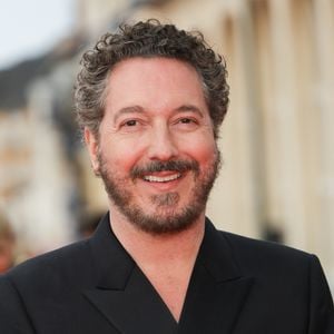 Guillaume Gallienne affirme pourtant rester profondément attaché à la capitale, où il cultive des habitudes typiquement parisiennes.
Guillaume Gallienne - Cérémonie de clôture de la 39ème édition du festival du film romantique de Cabourg le 14 juin 2025.
© Guirec Coadic / Bestimage