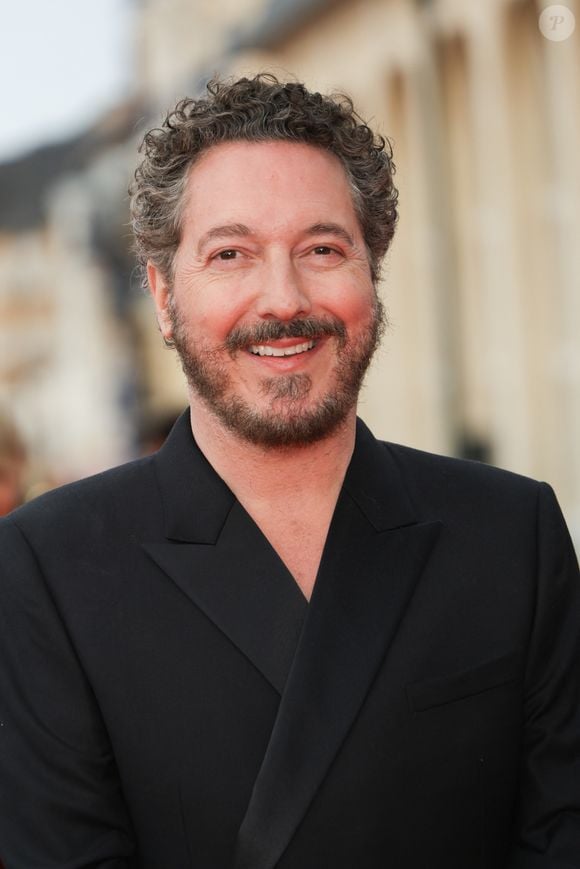 Guillaume Gallienne affirme pourtant rester profondément attaché à la capitale, où il cultive des habitudes typiquement parisiennes. 

Guillaume Gallienne - Cérémonie de clôture de la 39ème édition du festival du film romantique de Cabourg le 14 juin 2025.
© Guirec Coadic / Bestimage