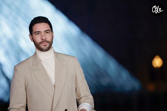 Mais l'acteur sait aussi apprécier l'ultra-luxe. Dans le même souffle, Tahar Rahim a dévoilé sa cantine fétiche à Paris, lâchant au passage une petite phrase qui risque de faire tiquer le Pays du Soleil Levant.

Tahar Rahim – Arrivées au Grand Dîner du Louvre 2026 à Paris pendant la fashion week Prêt à Porter femme automne/hiver 2026-2027 (PFW)
 

 
© Olivier Borde / Bestimage