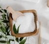 Produit vedette du ménage écologique, le bicarbonate de soude continue de surprendre par sa polyvalence.