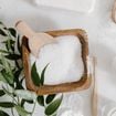 Bicarbonate : l’astuce d’un pro pour blanchir semelles et murs