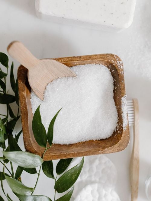 Bicarbonate : l’astuce d’un pro pour blanchir semelles et murs