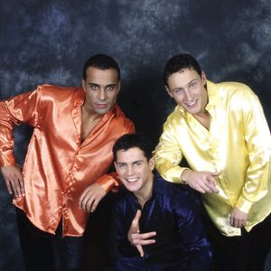 Arnaud, qui a partagé la vie du chanteur pendant 8 ans, a donné sa version des faits.

Adel Kachermi, Filip Nikolic et Frank Delay - Portrait des membres du groupe des "2 be 3". Le 8 décembre 1996. © Cédric Perrin / Bestimage