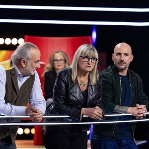 Exclusif - Antoine Duléry, Christine Bravo, et Cartman lors de l'enregistrement de l'émission "Qui Ment?" présentée par B.Guillon et diffusée le 20 août 2026 sur France 2, à Saint-Denis, Seine Daint-Denis, France, le 24 novembre 2025. © Jeremy Melloul/Bestimage