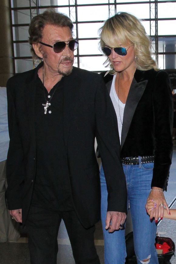 Le chanteur et acteur français Johnny Hallyday se dirige vers un vol à l'aéroport de Los Angeles avec sa femme Laeticia Hallyday et leurs deux filles Jade et Joy. Los Angeles, CA, USA, 25 juin 2016. Photo by GSI/ABACAPRESS.COM