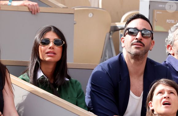 Adil Rami et sa compagne Louana Franco dans les tribunes lors des Internationaux de France de Tennis de Roland Garros 2025. Paris, le 1er Juin 2025. © Dominique Jacovides/Bestimage