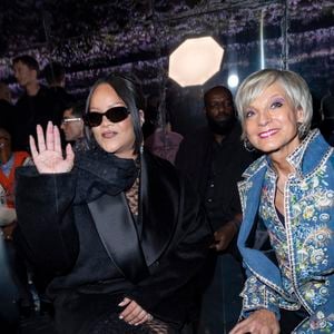 Bernard Arnault, PDG de LVMH, s’y est rendu accompagné de son épouse Hélène Mercier-Arnault et de sa fille Delphine, posant aux côtés de figures emblématiques telles que Brigitte Macron. 

Rihanna et Hélène Mercier-Arnault au défilé Dior "Collection Haute Couture Printemps/Eté 2026" lors de la Fashion Week de Paris (PFW), au musée Rodin, à Paris, France, le 26 janvier 2026. © Olivier Borde/Bestimage