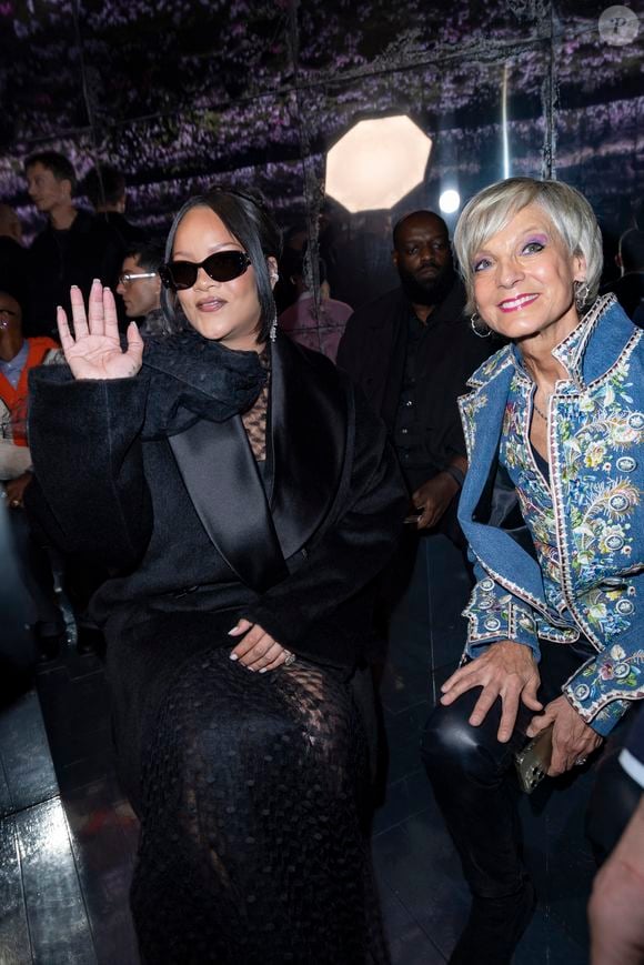 Bernard Arnault, PDG de LVMH, s’y est rendu accompagné de son épouse Hélène Mercier-Arnault et de sa fille Delphine, posant aux côtés de figures emblématiques telles que Brigitte Macron. 

Rihanna et Hélène Mercier-Arnault au défilé Dior "Collection Haute Couture Printemps/Eté 2026" lors de la Fashion Week de Paris (PFW), au musée Rodin, à Paris, France, le 26 janvier 2026. © Olivier Borde/Bestimage