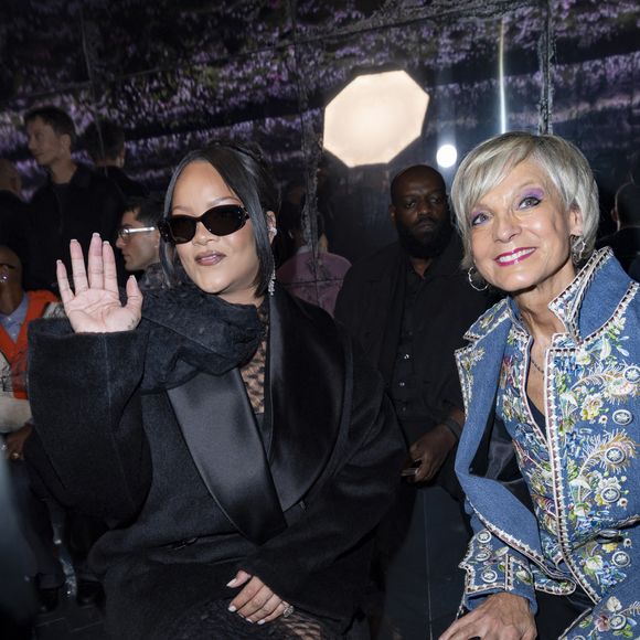 Bernard Arnault, PDG de LVMH, s’y est rendu accompagné de son épouse Hélène Mercier-Arnault et de sa fille Delphine, posant aux côtés de figures emblématiques telles que Brigitte Macron. 

Rihanna et Hélène Mercier-Arnault au défilé Dior "Collection Haute Couture Printemps/Eté 2026" lors de la Fashion Week de Paris (PFW), au musée Rodin, à Paris, France, le 26 janvier 2026. © Olivier Borde/Bestimage