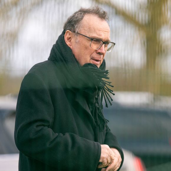 Julien Lepers aux obsèques du chanteur Herbert Léonard au crématorium de Saint-Fargeau-Ponthierry, France, le 12 mars 2025. © Bestimage