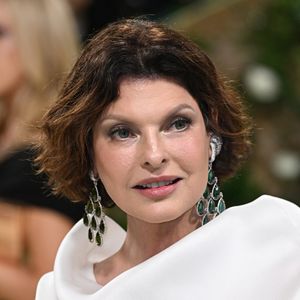 Linda Evangelista au gala de bienfaisance du Costume Institute (MET) 2024 célébrant « Belles endormies : le réveil de la mode », qui s'est tenu le 6 mai 2024 au Metropolitan Museum of Art de New York. STARMAX / BESTIMAGE