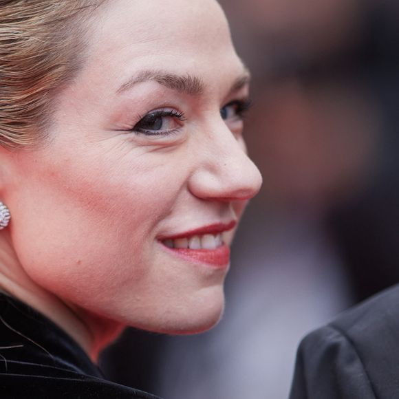 "Je vous embrasse, et vous remercie encore de tout mon coeur pour votre soutien". Toujours positive, elle tient également à remercier ses proches pour leur soutien sans faille.
Emilie Dequenne - Montée des marches du film " Kaibutsu (Monster) " lors du 76ème Festival International du Film de Cannes, au Palais des Festivals à Cannes. Le 17 mai 2023 © Jacovides-Moreau / Bestimage 