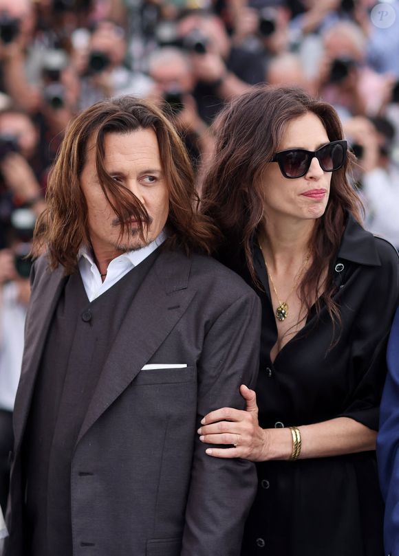 Johnny Depp et la réalisatrice Maïwenn au photocall de "Jeanne du Barry" lors du 76ème Festival International du Film de Cannes, le 17 mai 2023.
© Dominique Jacovides/Cyril Moreau/Bestimage