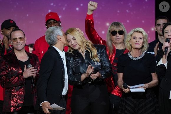 Santa (marraine de l'édition 2025), Nagui, Sophie Davant, Laurence Tiennot-Herment, Collectif Métissé lors de la deuxième soirée de la 39ème édition du Téléthon sur France 2 aux Studios du Lendit à Saint-Denis, France, le 6 décembre 2025. Les trente heures du Téléthon 2025 s'achèvent sur un compteur de 83,5 millions d'euros. © Anne-Sophie Guebey/Bestimage