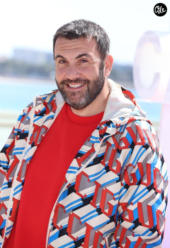 Lorsque nos confrères lui ont demandé s’il partait encore en vacances au camping, il a répondu :

Laurent Ournac lors du photo call de ''Camping paradis'  sur la plage du Majestic lors de la 7eme saison de 'CanneSeries' à Cannes le 6 Avril 2024. © Denis Guignebourg/BestImage