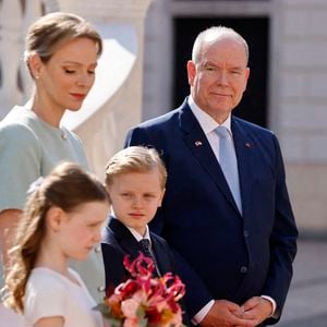 Le 9 juillet, elle rejoindra ses parents, le prince Albert II et la princesse Charlène, ainsi que son frère jumeau, le prince Jacques, pour une visite exceptionnelle dans le Cantal...

Le Prince Albert II de Monaco (à droite), la Princesse Charlène (2ème à gauche) et leurs enfants Gabriella (2e à gauche) et Jacques (2e à droite) attendent l'arrivée du président français pour une visite d'État de deux jours au palais princier de Monaco, avant la conférence des Nations unies sur les océans (Unoc3), le 7 juin 2025. Photo by Ludovic Marin/Pool/ABACAPRESS.COM