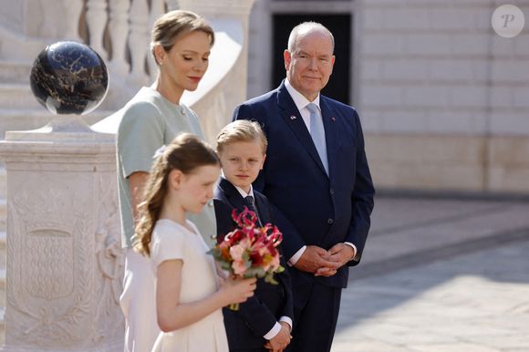 Le 9 juillet, elle rejoindra ses parents, le prince Albert II et la princesse Charlène, ainsi que son frère jumeau, le prince Jacques, pour une visite exceptionnelle dans le Cantal...

Le Prince Albert II de Monaco (à droite), la Princesse Charlène (2ème à gauche) et leurs enfants Gabriella (2e à gauche) et Jacques (2e à droite) attendent l'arrivée du président français pour une visite d'État de deux jours au palais princier de Monaco, avant la conférence des Nations unies sur les océans (Unoc3), le 7 juin 2025. Photo by Ludovic Marin/Pool/ABACAPRESS.COM