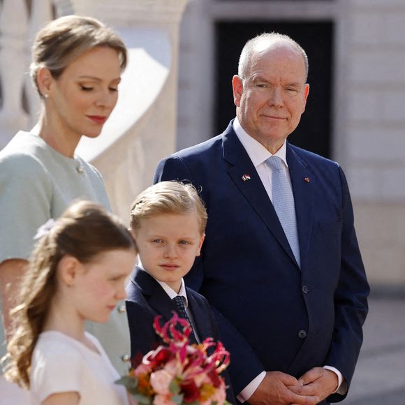 Le 9 juillet, elle rejoindra ses parents, le prince Albert II et la princesse Charlène, ainsi que son frère jumeau, le prince Jacques, pour une visite exceptionnelle dans le Cantal...

Le Prince Albert II de Monaco (à droite), la Princesse Charlène (2ème à gauche) et leurs enfants Gabriella (2e à gauche) et Jacques (2e à droite) attendent l'arrivée du président français pour une visite d'État de deux jours au palais princier de Monaco, avant la conférence des Nations unies sur les océans (Unoc3), le 7 juin 2025. Photo by Ludovic Marin/Pool/ABACAPRESS.COM