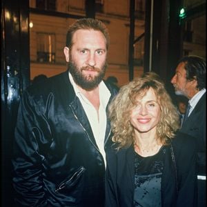 Julie Depardieu s’est ainsi confiée sur le manque de confiance qui l’habitait plus jeune face à son père Gérard Depardieu et à sa mère Élisabeth Guignot.

Archives : Gérard Depardieu et Elisabeth Guignots à la générale de la pièce Excès Contraites en 1987 BERTRAND RINDOFF PETROFF / BESTIMAGE