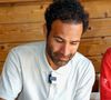 Pour concrétiser ce besoin d'authenticité, il a initié un projet itinérant totalement inédit au cœur de la Vendée.

Le chanteur-auteur-compositeur Ycare a démarré ce matin une aventure hors du commun : une marche en Vendée à raison de 25 à 30km par jour, du lundi 25 mai au lundi 17 juin.
Avec chaque soir un Concert en guitare-voix dans un endroit insolite.  

© Noël Carrier/Bestimage