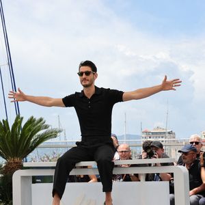 En effet, la soeur de Pierre Niney, qui se prénomme Lucie, est une architecte parisienne qui a remporté de nombreux prix...

Pierre Niney assiste au Photocall "Le Comte De Monte-Cristo" lors du 77ème Festival de Cannes au Palais des Festivals le 23 mai 2024 à Cannes, France. Photo Shootpix/Abaca