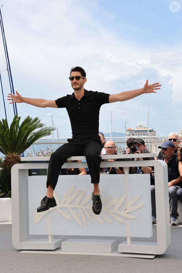 En effet, la soeur de Pierre Niney, qui se prénomme Lucie, est une architecte parisienne qui a remporté de nombreux prix...

Pierre Niney assiste au Photocall "Le Comte De Monte-Cristo" lors du 77ème Festival de Cannes au Palais des Festivals le 23 mai 2024 à Cannes, France. Photo Shootpix/Abaca