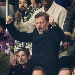 Nicolas Duvauchelle et sa femme Chloé Roy - Célébrités dans les tribunes lors du match de Ligue 1 McDonald's opposant le Paris Saint-Germain (PSG) à l'Olympique de Marseille (OM) - (3-1) au Parc des Princes à Paris le 16 mars 2025. © Cyril Moreau/Bestimage