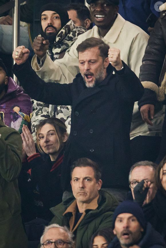 Nicolas Duvauchelle et sa femme Chloé Roy - Célébrités dans les tribunes lors du match de Ligue 1 McDonald's opposant le Paris Saint-Germain (PSG) à l'Olympique de Marseille (OM) - (3-1) au Parc des Princes à Paris le 16 mars 2025. © Cyril Moreau/Bestimage