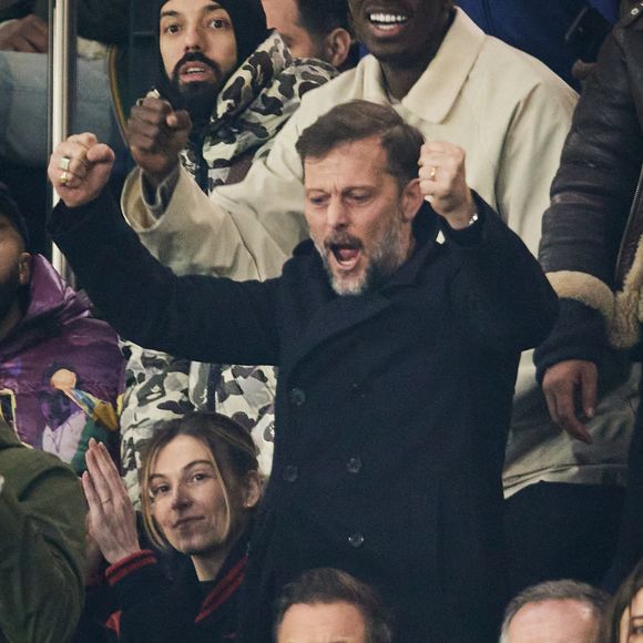 Nicolas Duvauchelle et sa femme Chloé Roy - Célébrités dans les tribunes lors du match de Ligue 1 McDonald's opposant le Paris Saint-Germain (PSG) à l'Olympique de Marseille (OM) - (3-1) au Parc des Princes à Paris le 16 mars 2025. © Cyril Moreau/Bestimage