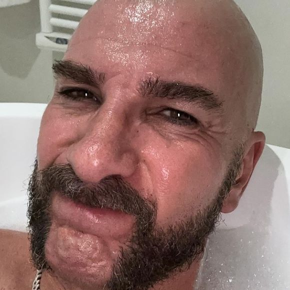 “J’ai arrêté, mais je suis reparti sur les ongles.”

Michaël Youn s'affiche crâne rasé sur les réseaux sociaux