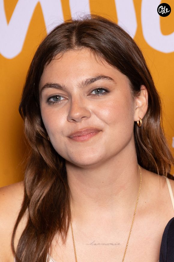 La chanteuse de 29 ans a interprété une chanson en duo avec Marc Lavoine.

Louane Emera à la première de "La Fille dans les nuages" à l'UGC Bercy, le 2 juillet 2026 à Paris. Photo : Nasser Berzane/ABACAPRESS.COM
