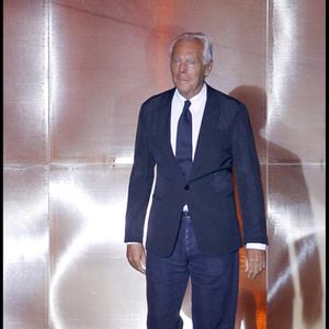 Et fin 2023, son groupe affichait même un chiffre d'affaires correspondant à 4,5 milliards d’euros. Car Giorgio Armani s'était diversifié au fil des années en lançant plusieurs marques : Giorgio Armani, Emporio Armani, Armani Exchange, Armani Casa ou encore Armani Dolci.

Giorgio Armani - Défilé de mode Giorgio Armani Haute Couture Automne 2010/2011