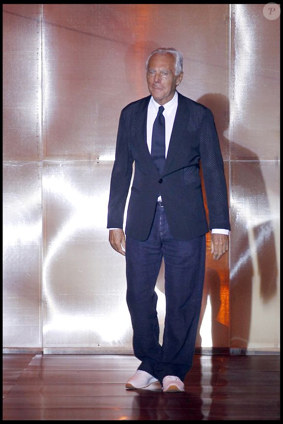 Et fin 2023, son groupe affichait même un chiffre d'affaires correspondant à 4,5 milliards d’euros. Car Giorgio Armani s'était diversifié au fil des années en lançant plusieurs marques : Giorgio Armani, Emporio Armani, Armani Exchange, Armani Casa ou encore Armani Dolci.

Giorgio Armani - Défilé de mode Giorgio Armani Haute Couture Automne 2010/2011