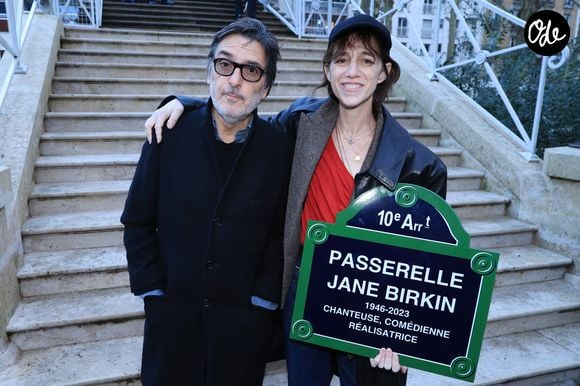 Yvan Attal et Charlotte Gainsbourg assistent à l'inauguration de la passerelle « Jane Birkin » à Paris, en France, le 13 décembre 2025. Photo de Jérôme Domine/ABACAPRESS.COM