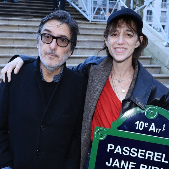 Yvan Attal et Charlotte Gainsbourg assistent à l'inauguration de la passerelle « Jane Birkin » à Paris, en France, le 13 décembre 2025. Photo de Jérôme Domine/ABACAPRESS.COM