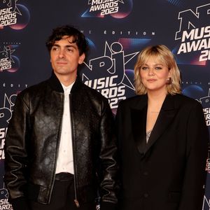 Florian Rossi et sa compagne Louane au photocall de la 25ème cérémonie des "NRJ Music Awards (NMA)" au palais des Festivals et des Congrès de Cannes, France, le 10 novembre 2023. © Dominique Jacovides/Bestimage
