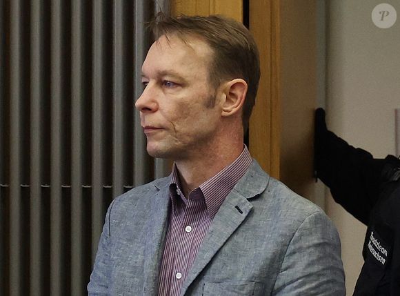 Depuis cinq ans, les autorités portugaises ont officiellement désigné Christian Brueckner, un Allemand, comme étant le principal suspect de cette affaire. Il a été décrit comme un "sadique psychopathe" par le parquet, en plus d'être qualifié d’"élite de la dangerosité" par un expert psychiatre...

Christian Brueckner, principal suspect dans la disparition de la petite Maddie (Madeleine McCann), jugé pour des violences sexuelles devant le tribunal de Brunswick. Le 16 février 2024. (Mirrorpix / Bestimage).