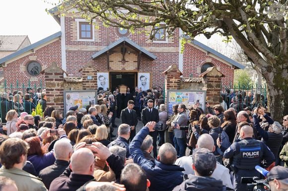 L’hommage, à la fois touchant et chaleureux, a célébré sa personnalité et son talent.

Ambiance - Sorties des obsèques de Bruno Salomone en l'église Sainte-Anne de Polangis de Joinville-le-Pont (Val-de-Marne) le 23 mars 2026. © Cyril Moreau - Dominique Jacovides / Bestimage