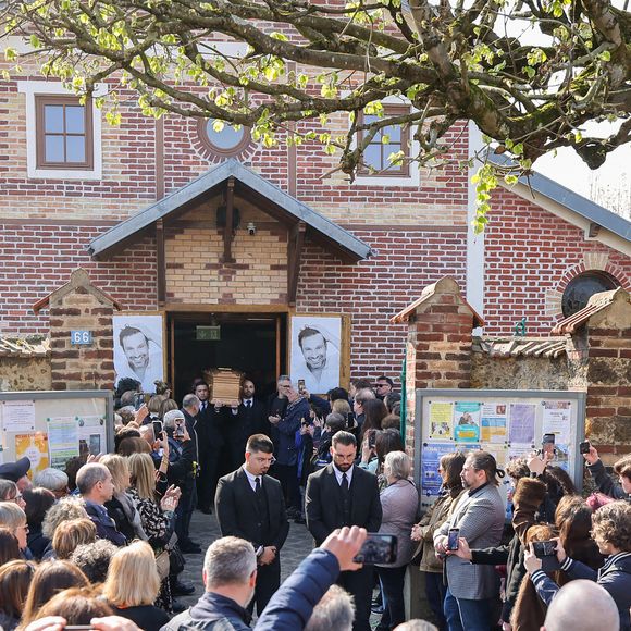 L’hommage, à la fois touchant et chaleureux, a célébré sa personnalité et son talent.

Ambiance - Sorties des obsèques de Bruno Salomone en l'église Sainte-Anne de Polangis de Joinville-le-Pont (Val-de-Marne) le 23 mars 2026. © Cyril Moreau - Dominique Jacovides / Bestimage
