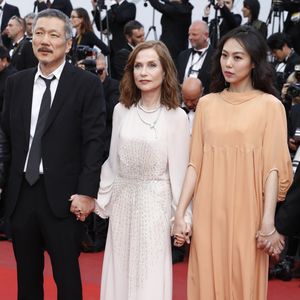 Hong SangSoo, Isabelle Huppert, Kim Minhee - Montée des marches du film "The Meyerowitz Stories" lors du 70ème Festival International du Film de Cannes. Le 21 mai 2017. © Borde-Jacovides-Moreau/Bestimage