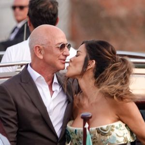 Ensemble, Jackie et Miguel ont eu deux autres enfants, Christina et Mark, et ont toujours mis la famille au centre de leur vie.

Jeff Bezos et sa fiancée, Lauren Sanchez, vêtue d'une robe Schiaparelli, s'embrassent à bord d'une gondole en allant dîner avec quelques invités à Venise, la veille de leur mariage, le 26 juin 2025. © Backgrid UK/ Bestimage