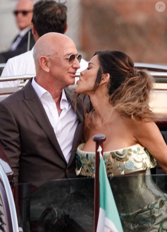Ensemble, Jackie et Miguel ont eu deux autres enfants, Christina et Mark, et ont toujours mis la famille au centre de leur vie.

Jeff Bezos et sa fiancée, Lauren Sanchez, vêtue d'une robe Schiaparelli, s'embrassent à bord d'une gondole en allant dîner avec quelques invités à Venise, la veille de leur mariage, le 26 juin 2025. © Backgrid UK/ Bestimage