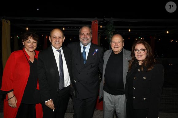 Exclusif - Jean-Yves Le Drian et sa femme Maria Vadillo, Eric Dupond-Moretti et sa compagne Isabelle Boulay autour de Marc Ladreit de Lacharrière - Cocktail à l'entracte lors de la générale de l'opéra-rock "Starmania" à la Seine Musicale de Boulogne-Billancourt le 8 novembre 2022. © Dominique Jacovides-Coadic Guirec/Bestimage